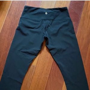 Excellent condition Lululemon wonder under crops